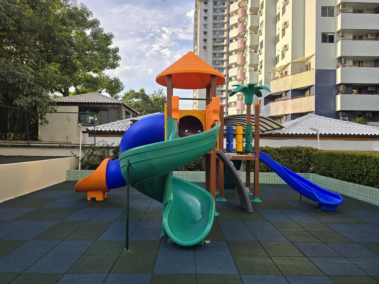 Playground com torre e escorregadores sobre piso emborrachado no Condomínio Keibiscane, Barra da Tijuca